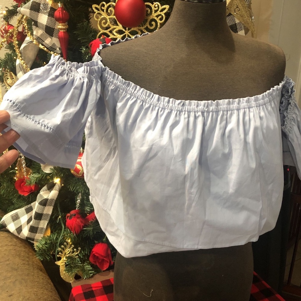 Brand New! Cute off shoulder top 🦋🦋🦋